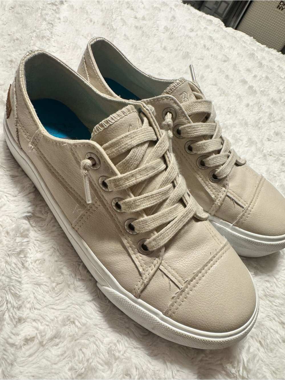 Women's blowfish tan color size 8.5